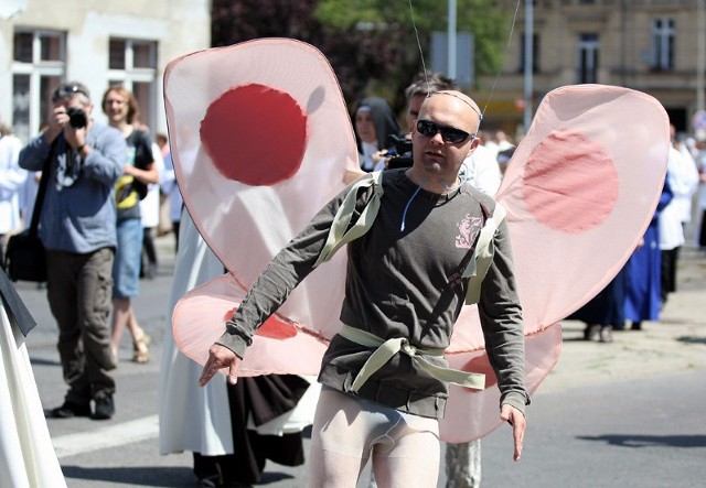 Procesję z okazji święta Bożego Ciała, która wyruszyła z łódzkiej archikatedry, zakłócił człowiek... przebrany za motyla