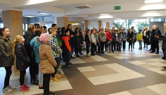 Liczna grupa młodzieży wzięła udział w uroczystości podsumowującej konkurs plastyczny poświęcony Żołnierzom Niezłomnym.