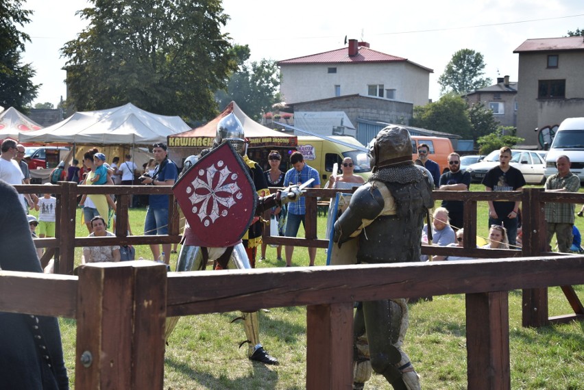 Rycerze walczą na siewierskich błoniach. 28 lipca bitwa o zamek w Siewierzu