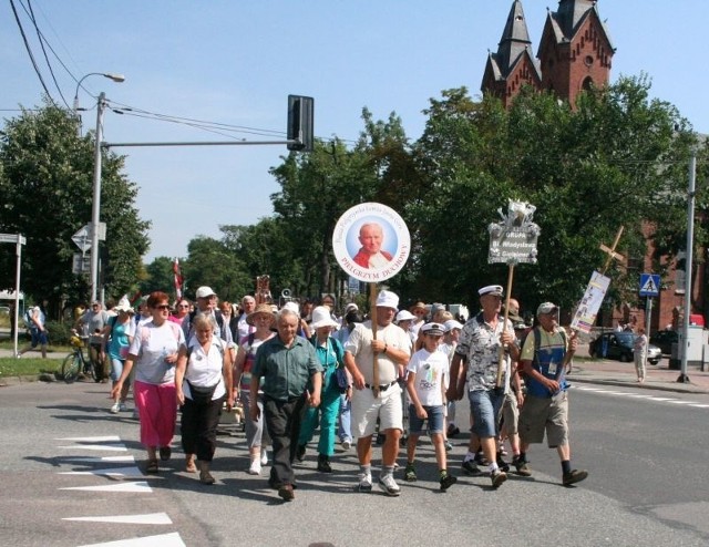 Pielgrzymi z Ostrowi i okolic szli w grupie srebrnej