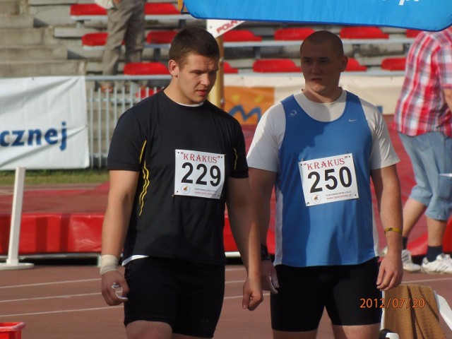 Ernest Glegoła (z prawej) z ZTE Radom zajął 6. miejsce w konkursie pchnięcia kulą Ogólnopolskiej Olimpiady Młodzieży