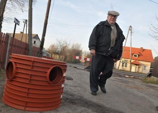 - Mówią, że jak skanalizują to będzie lepiej - Edwarda Urbaniaka spotkaliśmy na ul. Żwirowej, gdzie pracowała akurat jedna z brygad budujących kanalizację  (fot. Krzysztof Kubasiewicz)