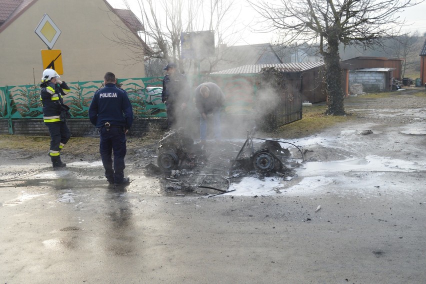 Pożar samochodu w Małogoszczu. Zostały zgliszcza 