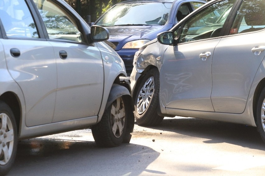 Wypadek dwóch aut przy Hali Ludowej. Duże utrudnienia