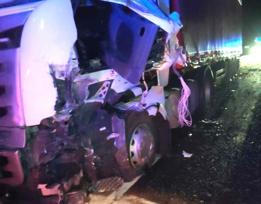 Wypadek w Słoniawach. 16.01.2024 doszło do czołowego zderzenia osobówki z ciężarówką