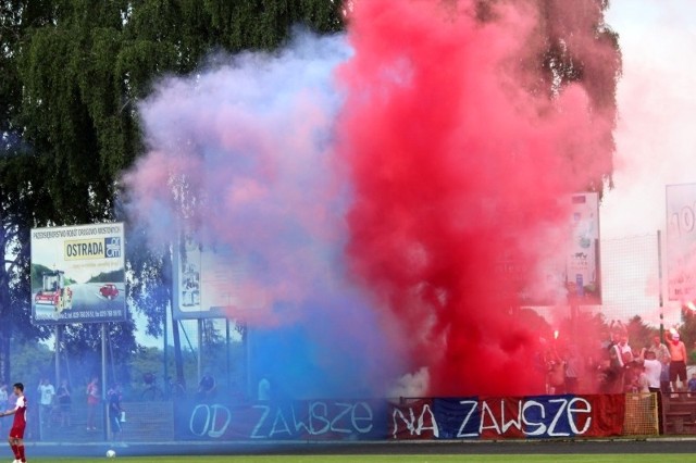 Oprawa kibiców Narwi podczas sobotniego spotkania z Mławianką Mława.