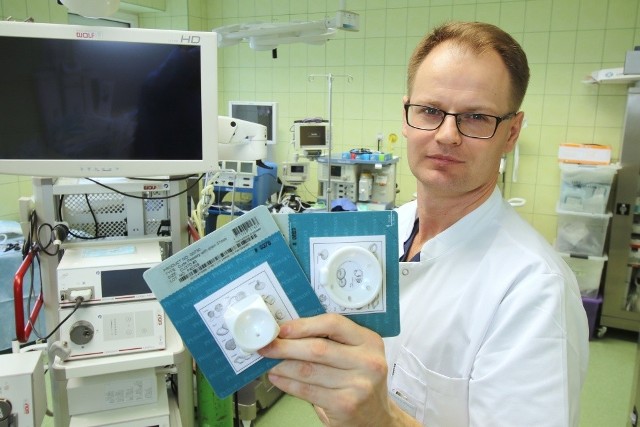 - Jedną z form leczenia pęcherza nadreaktywnego jest pesaroterapia - mówi doktor Mariusz Malmur z Wojewódzkiego Szpitala Zespolonego w Kielcach i pokazuje różne rodzaje pesarów.