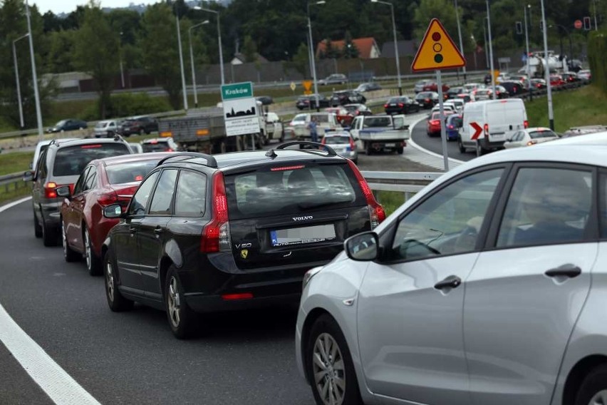 Takie korki przy zjeździe z autostradowej obwodnicy Krakowa...