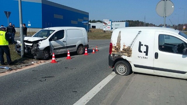 Dziś (poniedziałek 09.04)  około godziny 10.doszło do groźnie wyglądającego wypadku na obwodnicy Słupska.  W zdarzeniu uczestniczyły 2 auta – citroen oraz fiat. Jak informuje dyżurny słupskiej policji, przyczyną kolizji było wymuszenie pierwszeństwa pojazdu. W wyniku zdarzenia ucierpiała jedna osoba, która odwieziona została do szpitala.