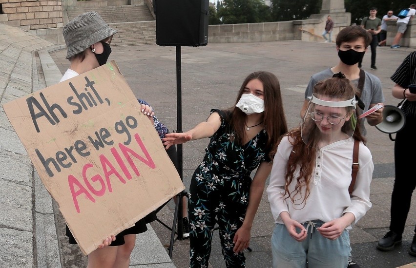 Młodzi ludzie protestowali przed kuratorium w sprawie klimatu