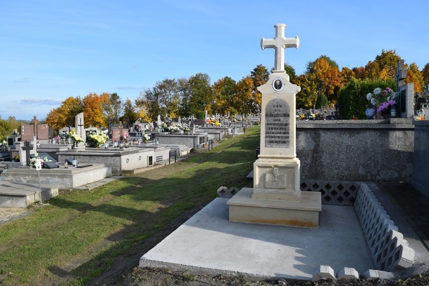 W Skalbmierzu dobiega renowacja nagrobka zasłużonego kapłana. Można przywrocić świetność innym pomnikom historii [NOWE ZDJĘCIA]