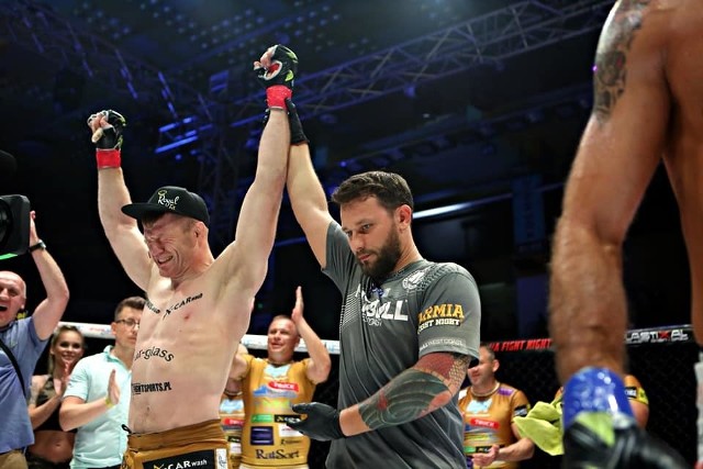 Za nami bardzo udana gala MMA w Radomiu - Armia Fight Night 6. Świętna walkę dał Albert Odzimkowski, który po powrocie do oktagonu pokonał już w pierwszej rundzie Krzysztofa Kułaka. Zwycięskie pojedynki zaliczyli też inni zawodnicy z Radomia - Piotr Przepiórka i Patryk Kaczmarczyk.