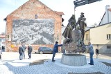 Bochnia. Pomnik św. Kingi i Bolesława Wstydliwego stanął w centrum miasta. Autorem jest Czesław Dźwigaj