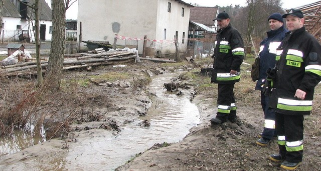Wczoraj woda ustąpiła z terenu gospodarstwa. Czy znów nie wezbrała niebezpiecznie, sprawdzali strażacy z OSP w Wielkim Wełczu (od lewej): Janusz Makowski, Henryk Dyżewski i Tadeusz Szmuland
