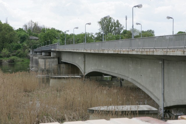Istniejący most na Odrze w Kostrzynie jest w fatalnym stanie technicznym. GDDKiA planuje budowę tu zupełnie nowej przeprawy, która ma być połączona z obwodnicą miasta.