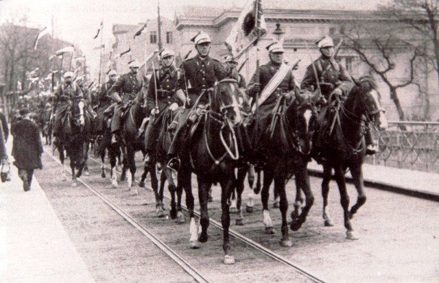 16. Pułk Ułanów Wielkopolskich wkroczył do Bydgoszczy 24 I 1920 r. i na osiedlu Błonie stacjonował do 1939 roku. Na zdjęciu ulica Mostowa