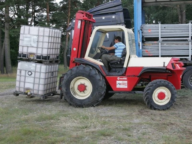 Na woodstockowe pole w Kostrzynie co chwila przyjeżdżają kolejne ciężarówki, po brzegi wyładowane sprzętem i elementami infrastruktury festiwalu.