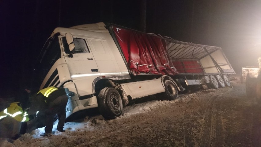 Drozdowo. Ciężarówka zablokowała DK 16 na kilka godzin (zdjęcia)