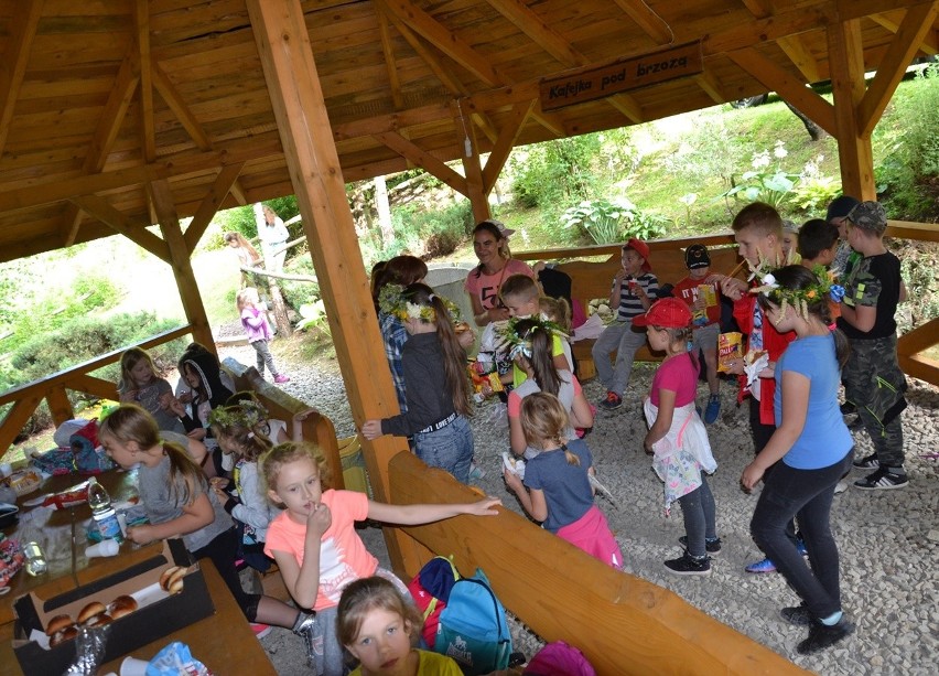 Dzieci z Kobylanki i Zagórzan na biwaku pod Łysulą próbowały pokonać wielką pajęczynę ...