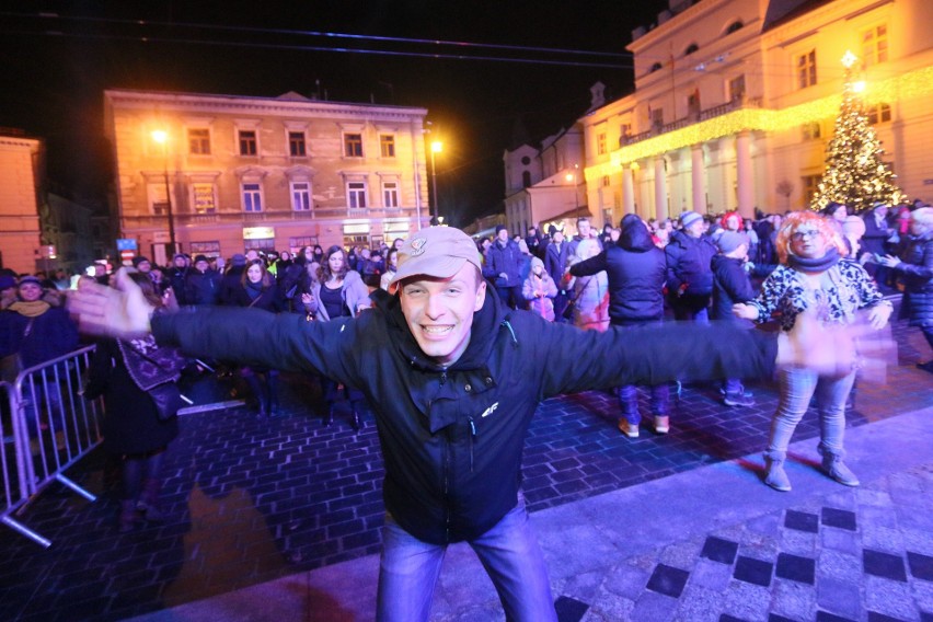 Sylwester w Lublinie. Tak mieszkańcy przywitali 2019 rok. Zobacz zdjęcia i wideo