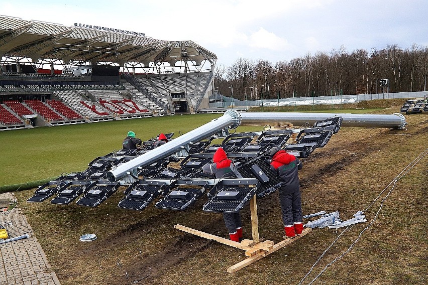 Na stadionie ŁKS rozpoczął się montarz nowych trzech słupów...