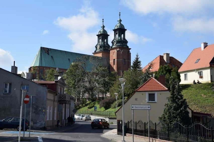 Dojazd: 30 min, 26 zł za bilet normalny. Pociąg bezpośredni....