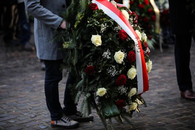 Zasiłek pogrzebowy od lat jest taki sam. To jednorazowa kwota 4000 zł. Ma na swój sposób zrekompensować koszty organizacji pogrzebu. Tyle, że wydatki związane z pochówkiem w ciągu tych lat znacznie wzrosły. Jest szansa, że i zasiłek pogrzebowy wreszcie wzrośnie. To miałoby nastąpić w 2021 roku. Czytaj więcej szczegółów na kolejnych stronach --->