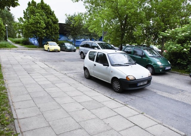 Gdyby samochody mogły parkować na chodniku przy ul. Witosa, trzeba by zlikwidować możliwość parkowania na skraju jezdni.