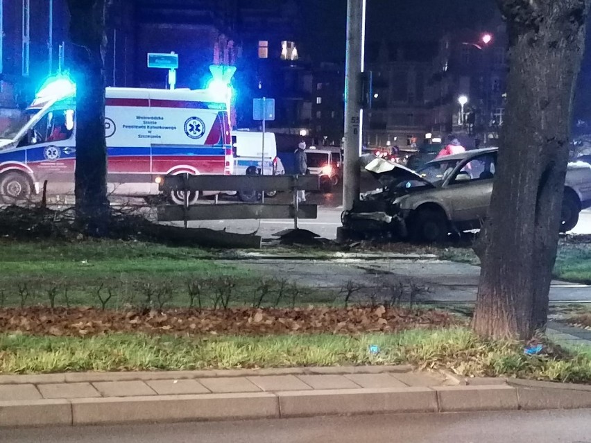 Zderzenie dwóch samochodów na skrzyżowaniu Piastów i Pułaskiego w Szczecinie. Zablokowane były tory tramwajowe [ZDJĘCIA z wypadku]