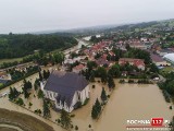 Łapanów walczy z powodzią po gwałtownej, nocnej ulewie. Przerwany wał na Stradomce, zalane drogi i domy [ZDJĘCIA, WIDEO]