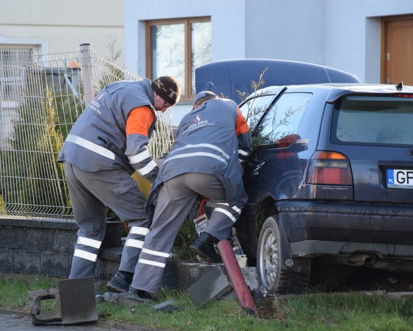 Wypadek w Połchowie. 49-latek volkswagenem wjechał w skrzynkę z gazem. Został odwieziony do szpitala [ZDJĘCIA, WIDEO]