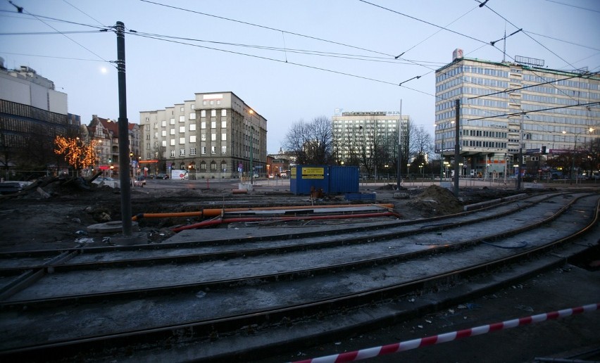 Katowice, Aleja Korfantego, ok. godz. 7.45. Tramwajowe tory...