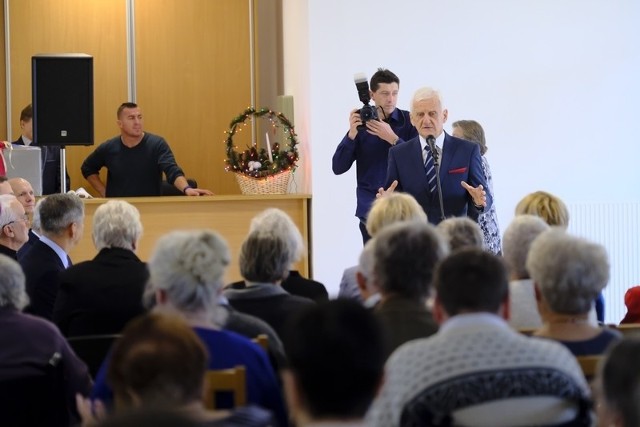 Dziś w Toruniu uroczyście otwarto nową część Domu Pomocy Społecznej znajdującego się przy Szosie Chełmińskiej. W budynku, jak podaje Urząd Miasta, znalazły się 54 miejsca dla pensjonariuszy, kuchnia, jadalnia, biblioteka i świetlica. Łączna powierzchnia nowego obiektu to niespełna 4000 mkw. Na dwóch piętrach znalazło się 18 pokoi jednoosobowych o powierzchni 18 mkw. każdy oraz 18 pokoi dwuosobowych o powierzchni 22 mkw. każdy. W dwupiętrowym obiekcie znalazły się także: sale do terapii zajęciowej, gabinet psychologa, kuchnia, jadalnia i pomieszczenia socjalne i techniczne.Do dyspozycji pensjonariuszy są również: biblioteka, sala tv, kaplica, świetlica, pokój gościnny i pokój dziennego pobytu. Łącznie Dom Pomocy Społecznej przy Szosie Chełmińskiej posiada 174 miejsca, zatrudnia 107 pracowników. Zobacz też:Prokurator z Włocławka jechał pijany? Ruszył proces w ToruniuNowosciTorun