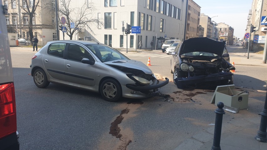 Wypadek na skrzyżowaniu Radwańskiej i Wólczańskiej w Łodzi. Zderzył się volkswagen z peugeotem ZDJĘCIA