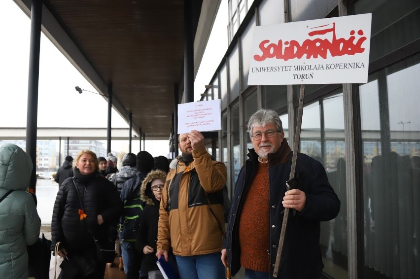 Toruń. O godne zarobki pracowników obsługi na UMK. Interwencja poselska u rektora