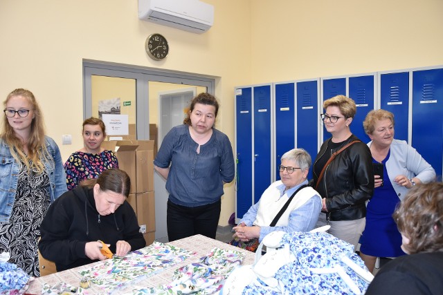 Europosłanka Janina Ochojska i senator Danuta Jazłowiecka przy okazji wizyty w Kluczborku odwiedziły Zakładu Aktywności Zawodowej.