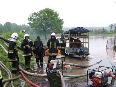 Strażacy i mieszkańcy gminy „walczyli” na wałach, by zabezpieczyć miasto przed powodzią Fot. Mirosław Kowalski 