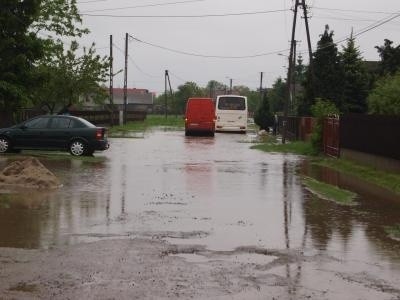 W rozlewisku na ul. Górnej w Łęgu Tarnowskim utkwił wczoraj autobus odwożący dzieci ze szkoły Fot. Janusz Smoliński