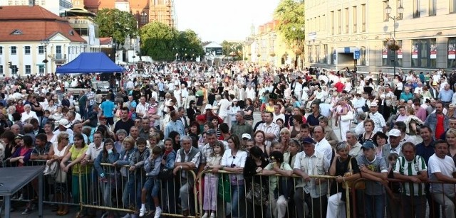 Rynek Kościuszki. Przyszły tłumy. A po otwarciu strażnicy miejscy mieli pełne ręce roboty.