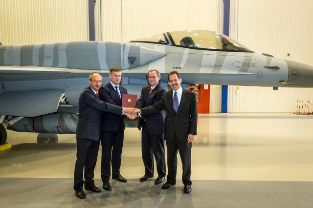 Protokół wykonania umowy offsetowej przekazano w hali przy F-16. Na zdjęciu od lewej: Leszek Walczak, Arkadiusz Bąk, George Standridge i Stephen Mull 