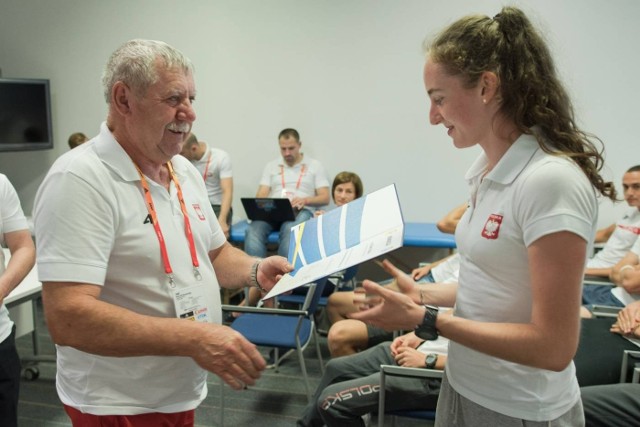 Oliwia Pakuła z Victorii Stalowa Wola odbiera nominację do kadry na lekkoatletyczne Mistrzostwa Świata U20 w Bydgoszczy.