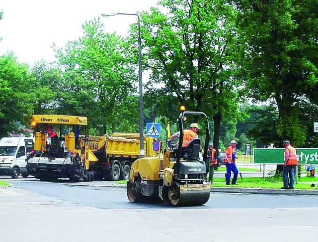 Kierowcy powinni uważać na drogowców, którzy wymieniają fragmenty asfaltu. Na zdj. prace na ul. Kilińskiego.