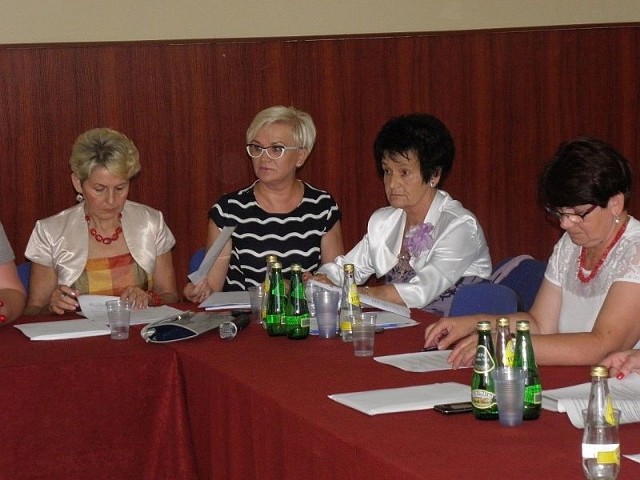 Teresa Kujawa (druga z prawej) znów  kieruje radą miejską