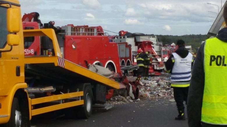 Ciężarówka ze śmieciami zmiażdżyła fiata seicento! Tragiczny wypadek na DK88 [zdjęcia]