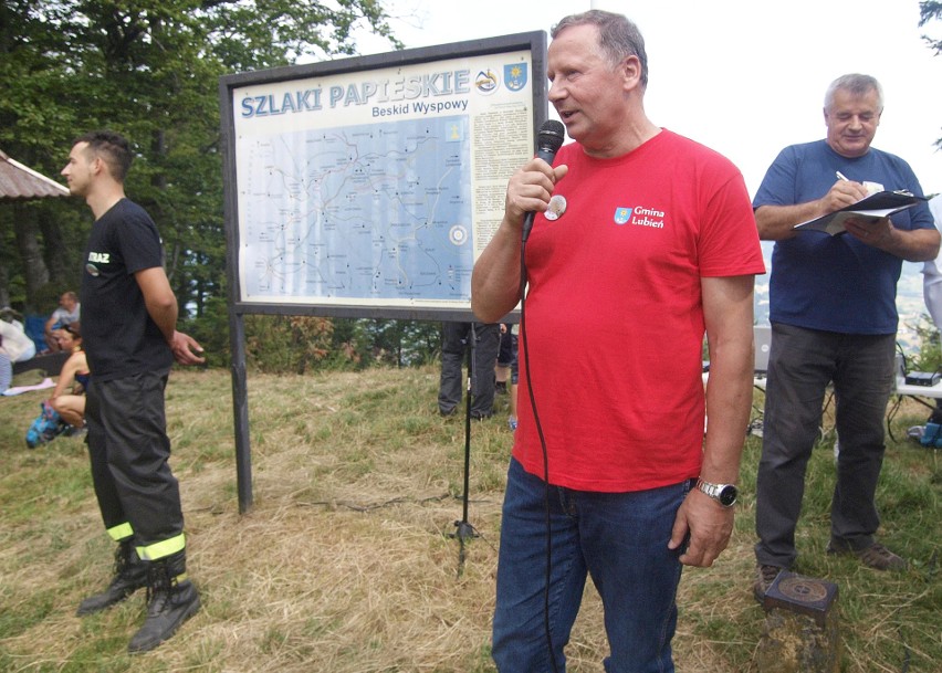 Odkryj Beskid Wyspowy. W niedzielny poranek wspięli się na Szczebel. Bardzo liczną grupę stanowili najmłodsi turyści [ZDJĘCIA]