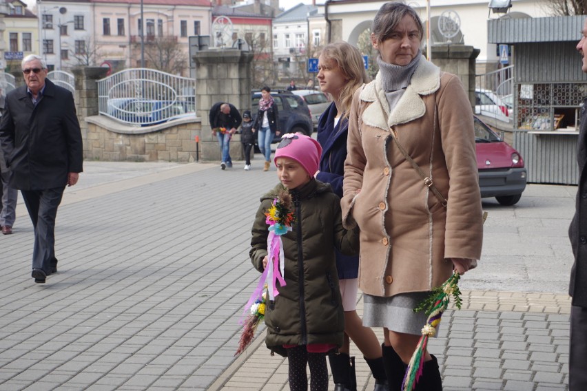 Piękne palmy w gorlickiej bazylice poświęcił dziekan