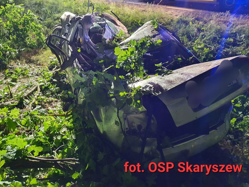 Makabryczny wypadek w Budkach Skaryszewskich. Samochód ściął kilka drzew, kierowca wypadł z pojazdu 