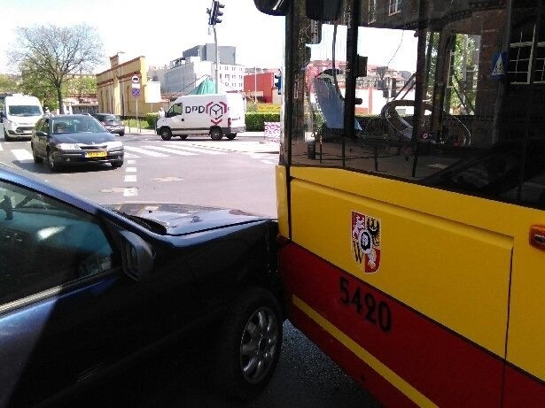 Wypadek autobusu MPK na Zielińskiego. Opel wjechał na czerwonym?