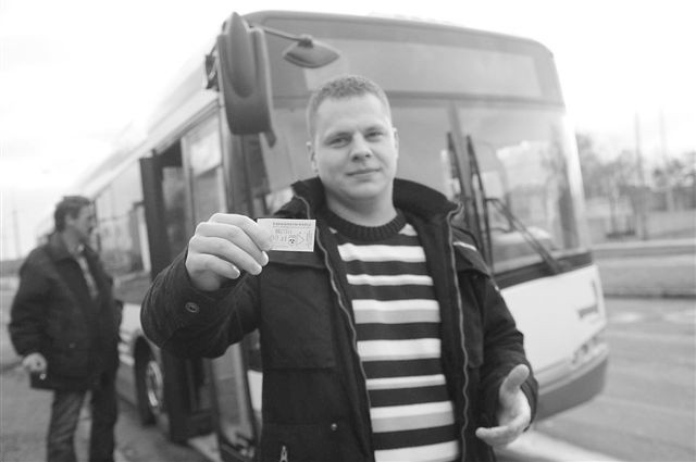 - Bardzo rzadko zdarza mi się jeździć autobusem, ale jak już muszę, to zawsze kupuję bilet - mówi Sławomir Adamczyk. (fot. Daniel Polak)