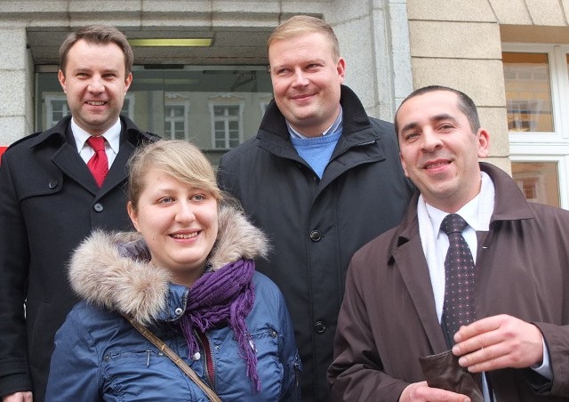 Sebastian Paroń (na zdjęciu pierwszy z prawej) był pierwszą osobą, którą zatrudnił w ratuszu prezydent Wiśniewski.